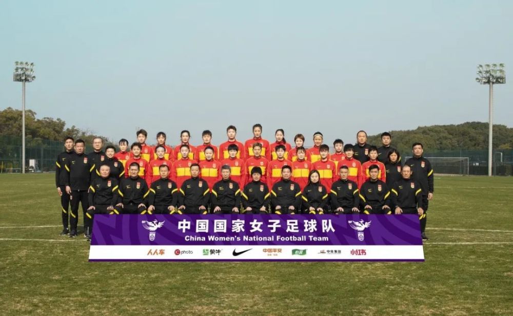 不过，他也并没有当场动怒，而是想着先忍一波，给董若琳留个好印象，也好方便接下来的深入发展。